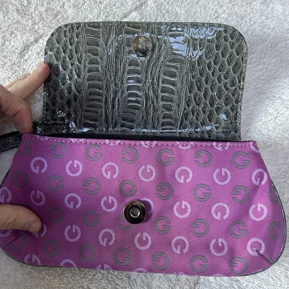 Gorgeous Guess Y2K Wristlet Handbag Clutch Metal Hardware - Picture 3 of 4